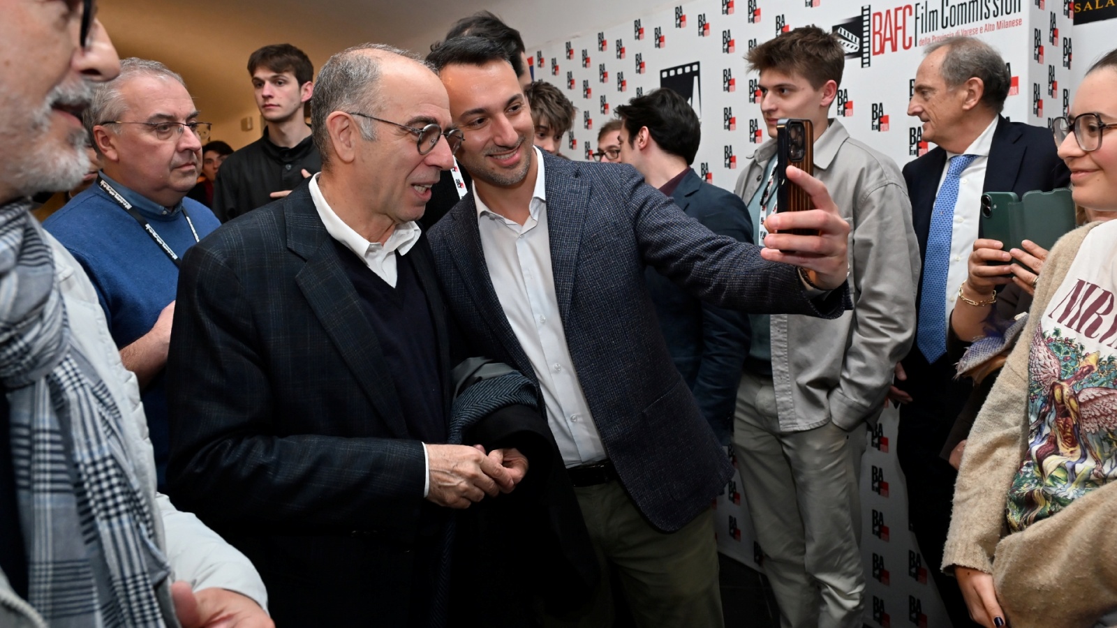 BUSTO ARSIZIO. IL REGISTA GIUSEPPE TORNATORE OSPITE AL BAFF, BUSTO ARSIZIO FILM FESTIVAL, AL CINEMA LUX. RICEVUTO DAL SINDACO ANTONELLI, DALLÕASSESSORE MAFFIOLI E DAL PRESIDENTE GABRIELE TOSI NELLA FOTO ALLÕUSCITA FIRMA AUTOGRAFI E SI CONCEDE PER I SELFIE