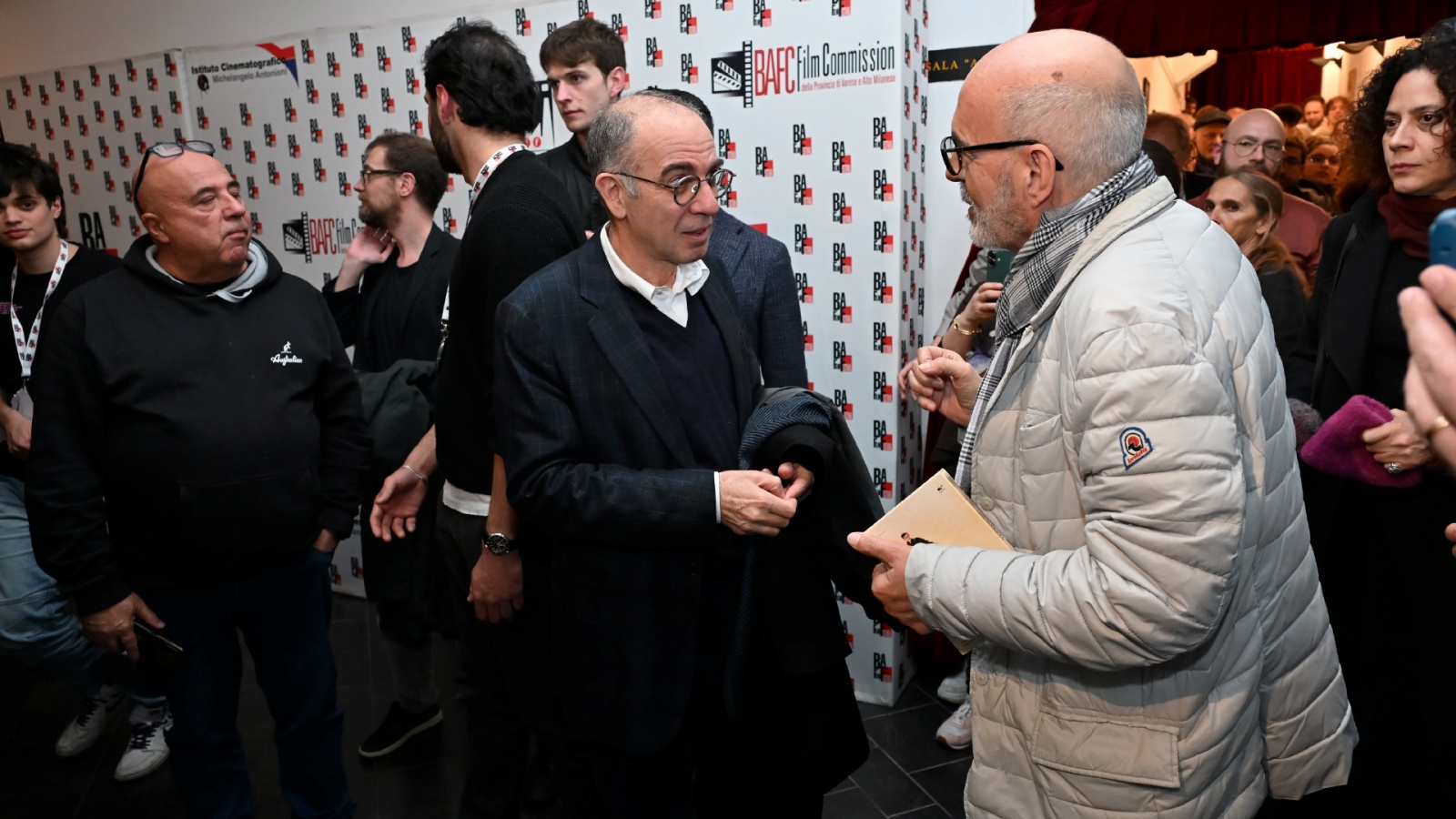 BUSTO ARSIZIO. IL REGISTA GIUSEPPE TORNATORE OSPITE AL BAFF, BUSTO ARSIZIO FILM FESTIVAL, AL CINEMA LUX. RICEVUTO DAL SINDACO ANTONELLI, DALLÕASSESSORE MAFFIOLI E DAL PRESIDENTE GABRIELE TOSI NELLA FOTO ALLÕUSCITA FIRMA AUTOGRAFI E SI CONCEDE PER I SELFIE
