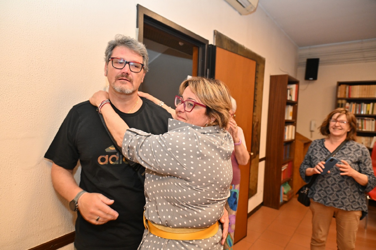 SARONNO BALLOTTAGGIO AZZI PAGANI ELEZIONI 2025 NELLA FOTO SEDE PD ILARIA PAGANI CON IL MARITO