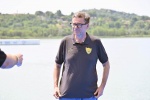 VARESE. CANOTTAGGIO. COPPA DEL MONDO 2025. WORLD ROWING CUP. 3° GIORNATA. FINALI E PREMIAZIONI NELLA FOTO MINISTRO GIANCARLO GIORGETTI PER LA PREMIAZIONE DEL QUATTRO DI COPPIA MASCHILE, COMPOSTO DA FIAMME GIALLE