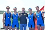 VARESE. CANOTTAGGIO. COPPA DEL MONDO 2025. WORLD ROWING CUP. 3� GIORNATA. FINALI E PREMIAZIONI NELLA FOTO MINISTRO GIANCARLO GIORGETTI PER LA PREMIAZIONE DEL QUATTRO DI COPPIA MASCHILE, COMPOSTO DA FIAMME GIALLE