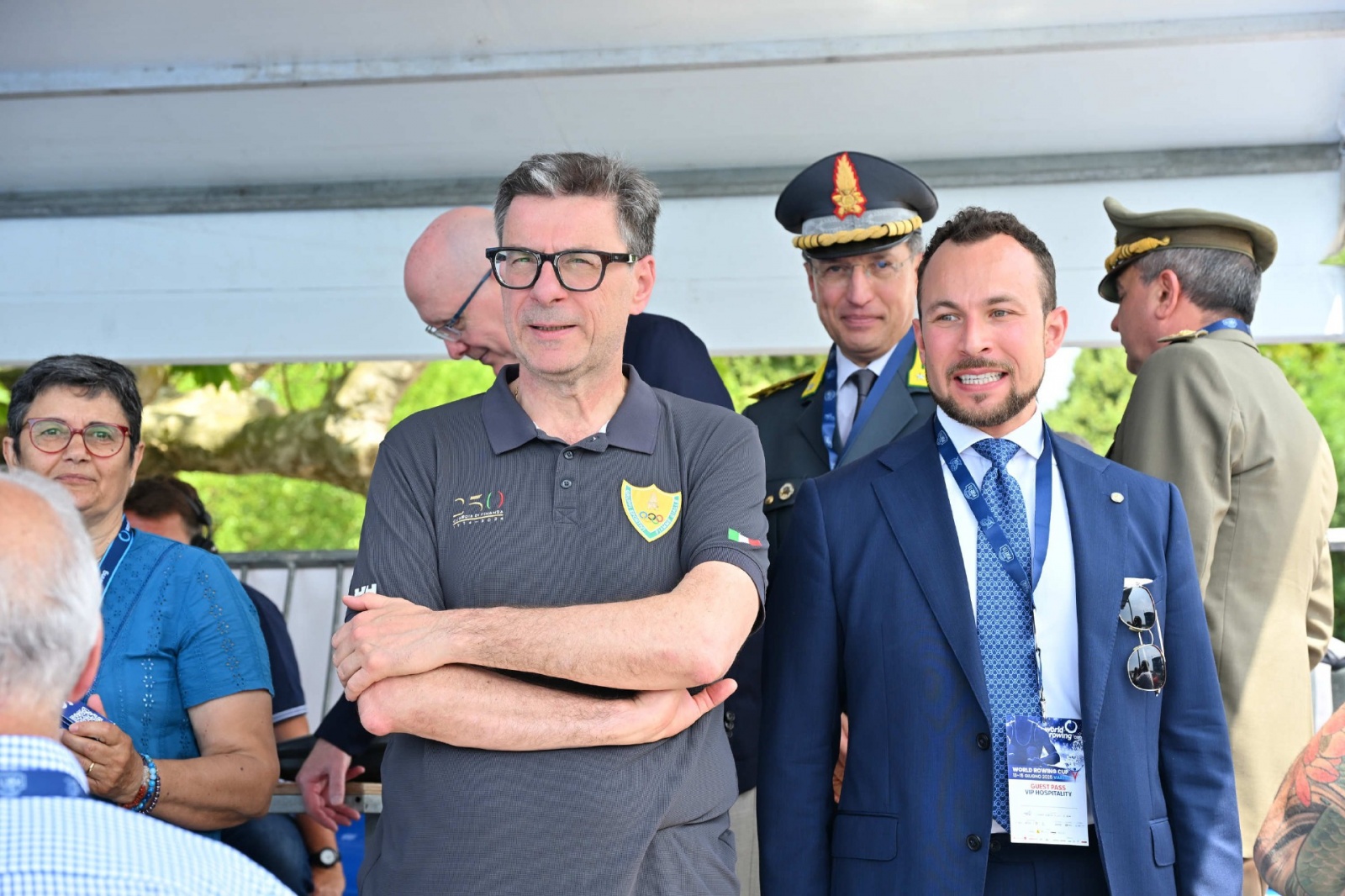 VARESE. CANOTTAGGIO. COPPA DEL MONDO 2025. WORLD ROWING CUP. 3� GIORNATA. FINALI E PREMIAZIONI NELLA FOTO MINISTRO GIANCARLO GIORGETTI PER LA PREMIAZIONE DEL QUATTRO DI COPPIA MASCHILE, COMPOSTO DA FIAMME GIALLE