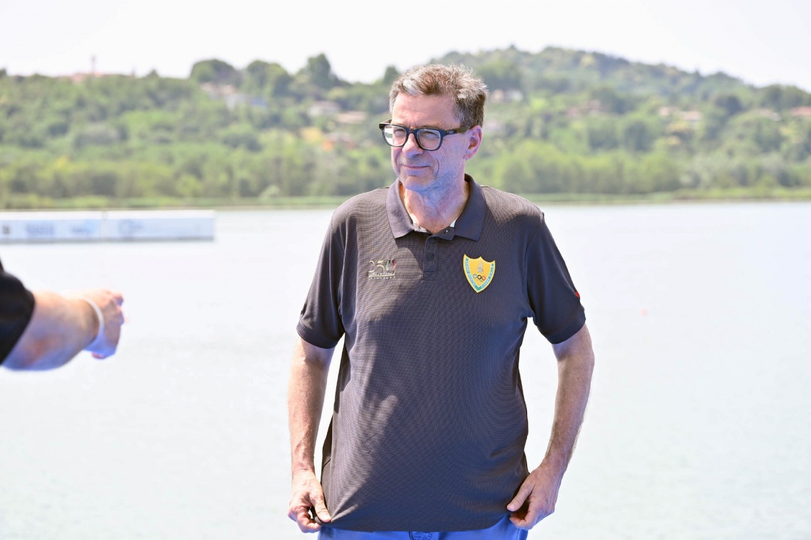 VARESE. CANOTTAGGIO. COPPA DEL MONDO 2025. WORLD ROWING CUP. 3° GIORNATA. FINALI E PREMIAZIONI NELLA FOTO MINISTRO GIANCARLO GIORGETTI PER LA PREMIAZIONE DEL QUATTRO DI COPPIA MASCHILE, COMPOSTO DA FIAMME GIALLE