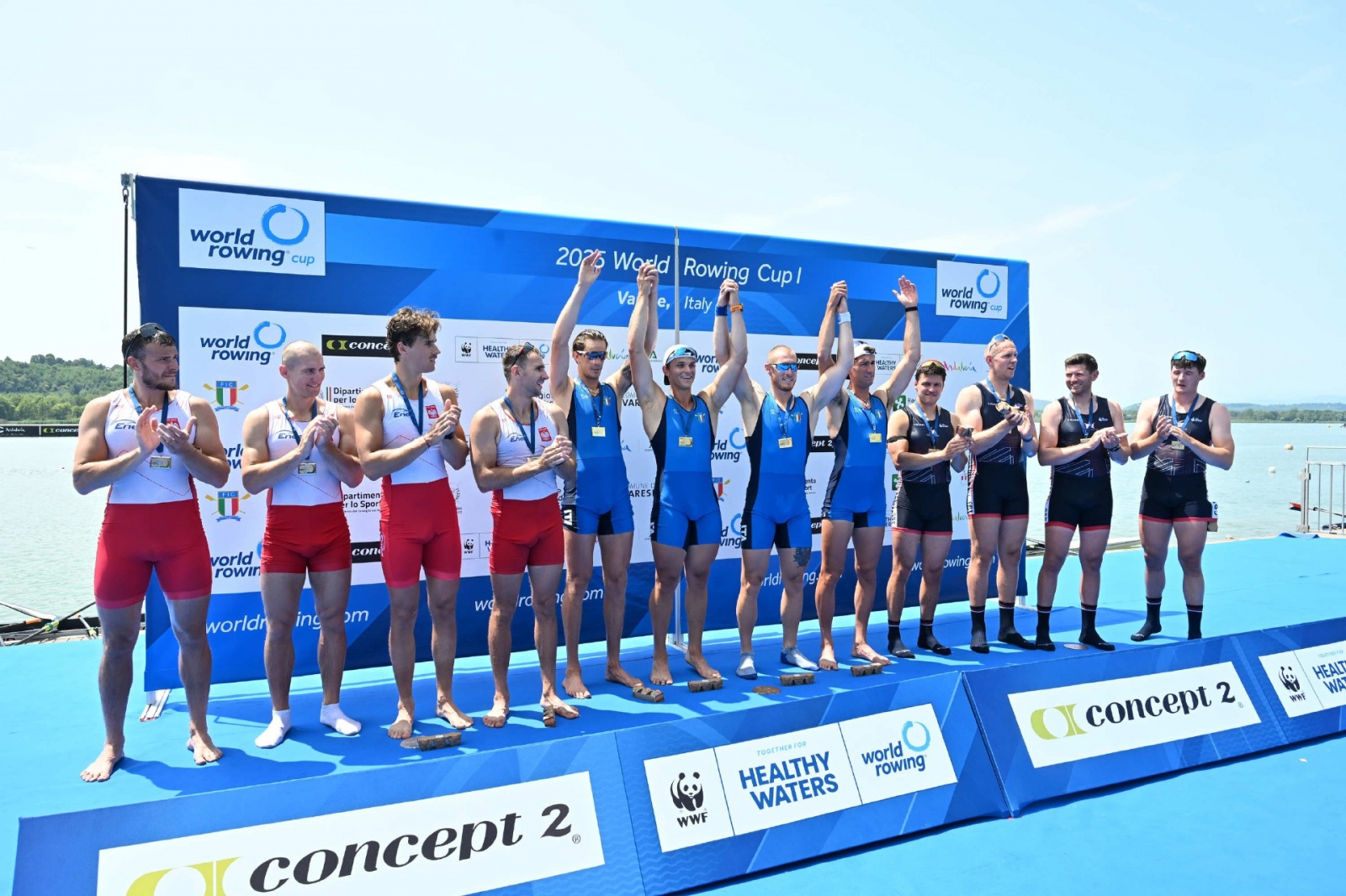 VARESE. CANOTTAGGIO. COPPA DEL MONDO 2025. WORLD ROWING CUP. 3¡ GIORNATA. FINALI E PREMIAZIONI NELLA FOTO QUATTRO DI COPPIA MASCHILE COMPOSTO DA FIAMME GIALLE, MEDAGLIA DÕORO