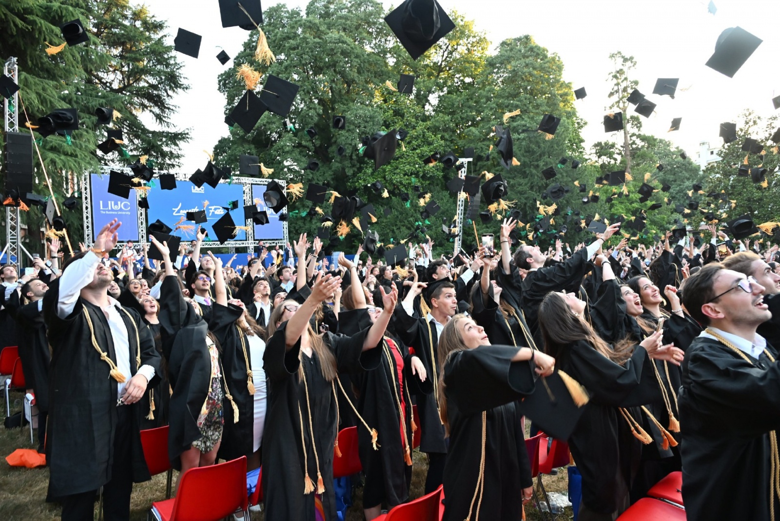 CASTELLANZA. LAUREATI IN FESTA 2025 LIUC NELLA FOTO LANCIO DEL TOCCO