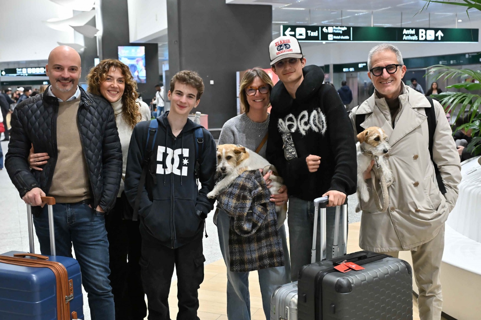 MALPENSA. RIENTRO STUDENTI E INSEGNANTI DA DUBAI VIA ABU DHABI AL TERMINAL 1, ACCOLTI DA FAMILIARI E AMICI