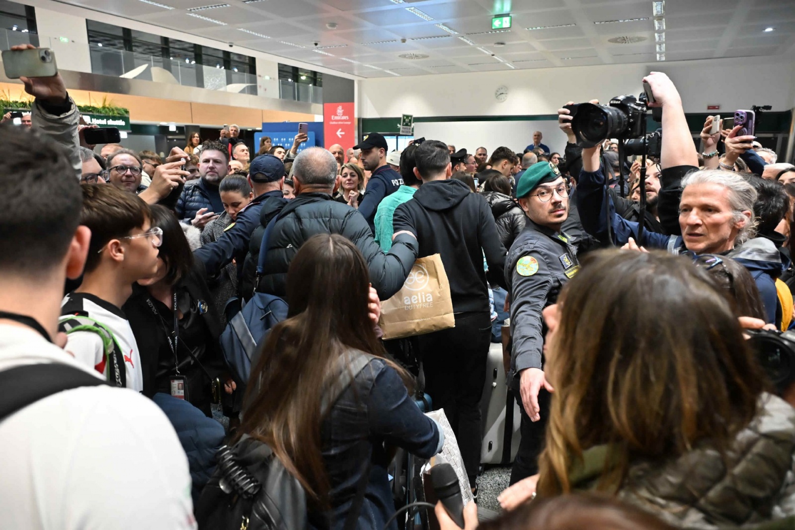 MALPENSA. RIENTRO STUDENTI E INSEGNANTI DA DUBAI VIA ABU DHABI AL TERMINAL 1, ACCOLTI DA FAMILIARI E AMICI