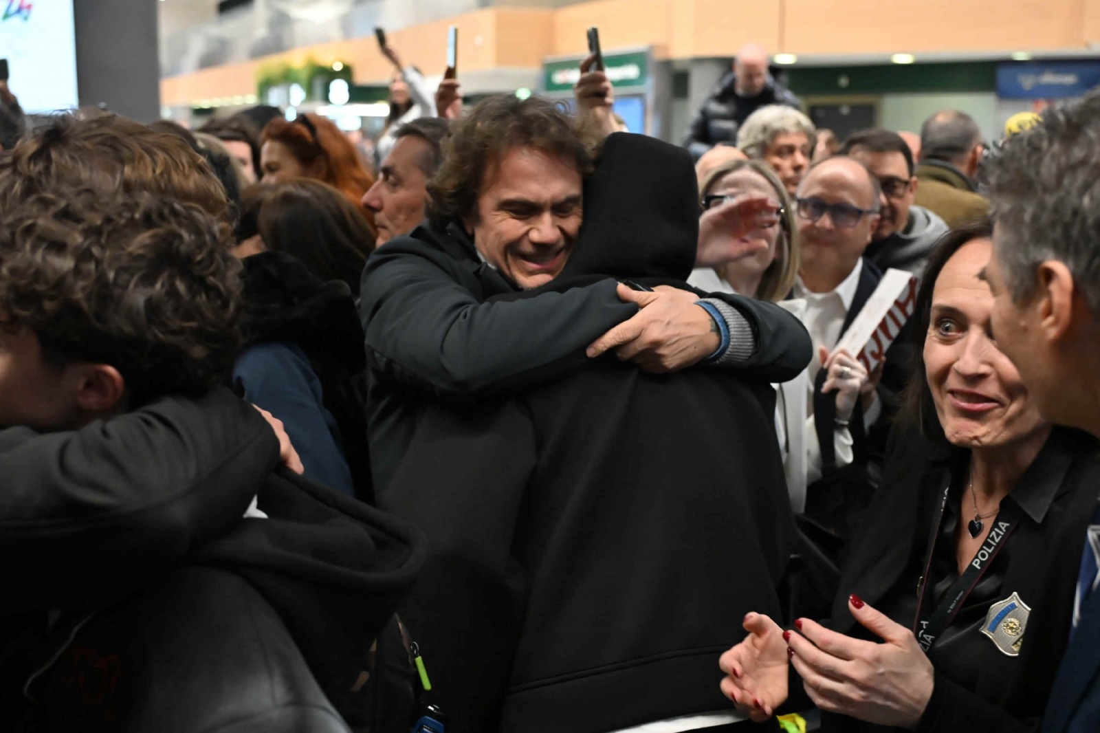 MALPENSA. RIENTRO STUDENTI E INSEGNANTI DA DUBAI VIA ABU DHABI AL TERMINAL 1, ACCOLTI DA FAMILIARI E AMICI