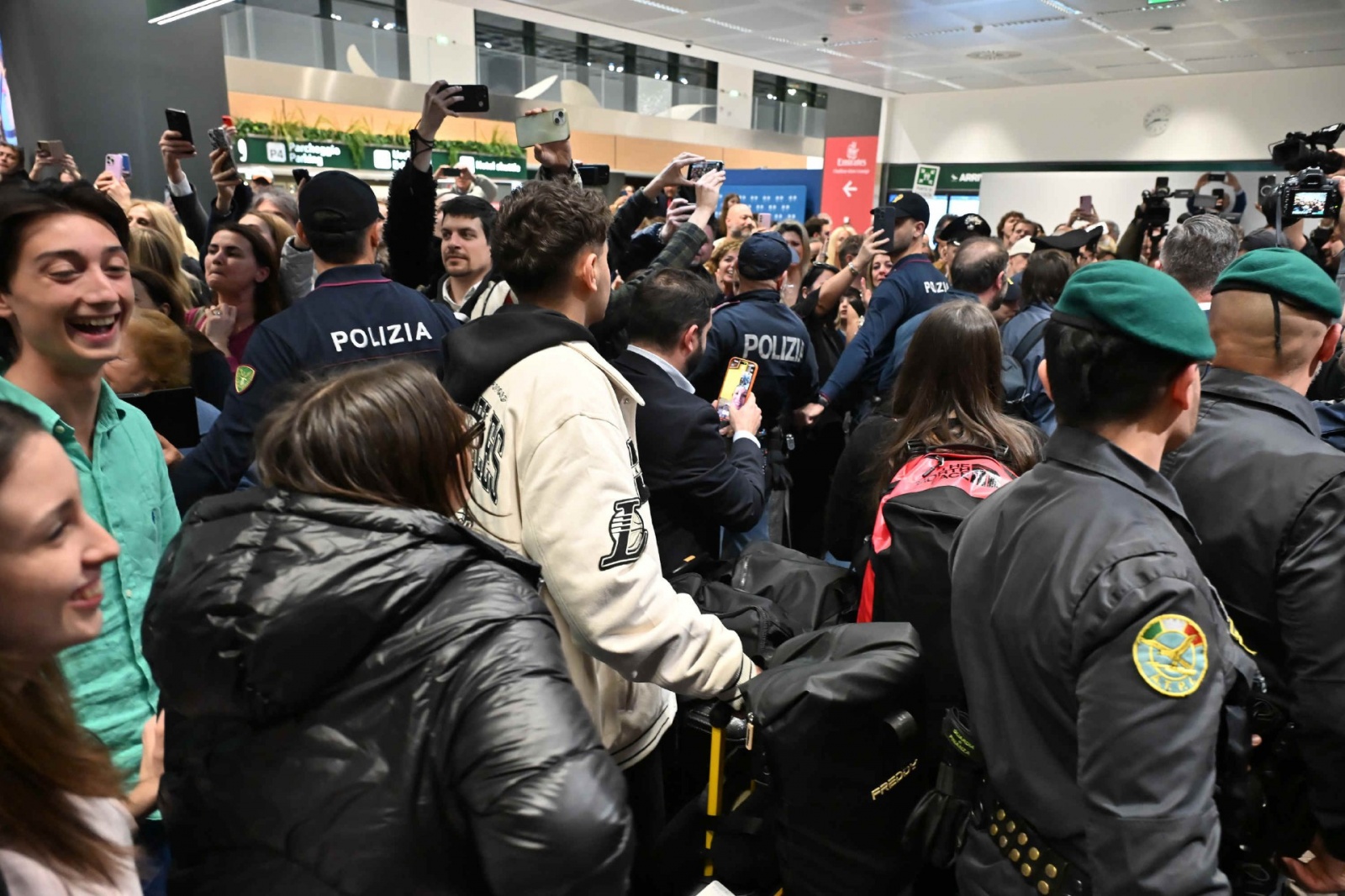 MALPENSA. RIENTRO STUDENTI E INSEGNANTI DA DUBAI VIA ABU DHABI AL TERMINAL 1, ACCOLTI DA FAMILIARI E AMICI