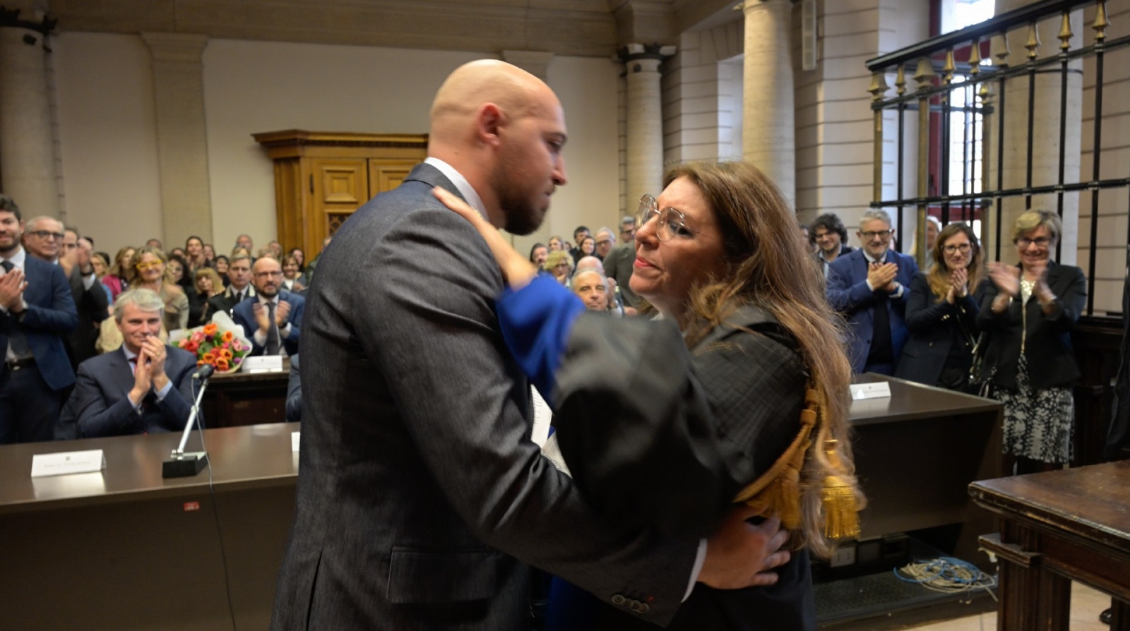 VARESE. GIURAMENTO NUOVA PRESIDENTE TRIBUNALE, MARIOLINA PANASITI NELLA FOTO LÕABBRACCIO COL FIGLIO