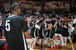 VARESE. BASKET. FINALE E PREMIAZIONI TORNEO GIOVANI LEGGENDE MEMORIAL SANDRO GALLEANI NELLA FOTO TEAM OHIO VA A SALUTARE I TIFOSI DOPO LA VITTORIA