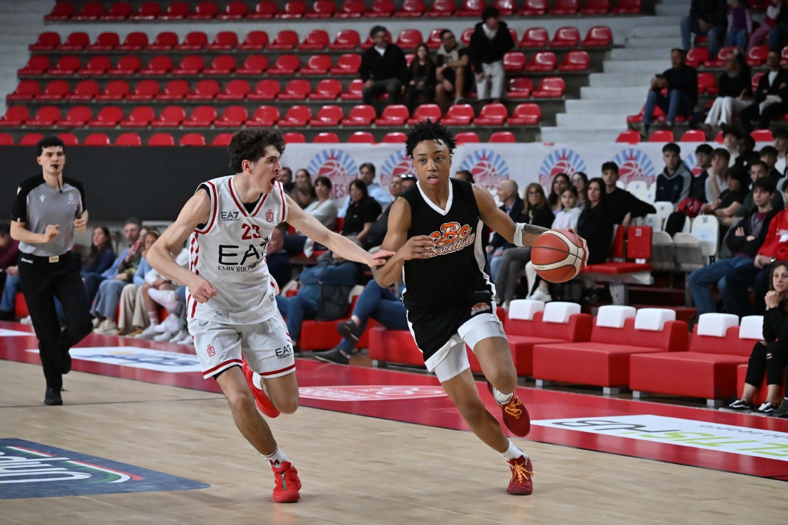 VARESE. BASKET. FINALE E PREMIAZIONI TORNEO GIOVANI LEGGENDE MEMORIAL SANDRO GALLEANI NELLA FOTO FINALE U14 TEAM OHIO-OLIMPIA MILANO