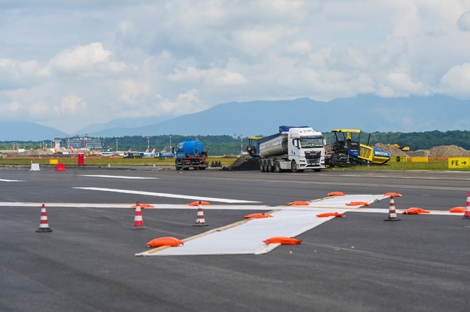 MALPENSA VISITA CANTIERE RIFACIMENTO PISTA 35L NELLA FOTO LA X CHE INDICA LA PISTA CHIUSA