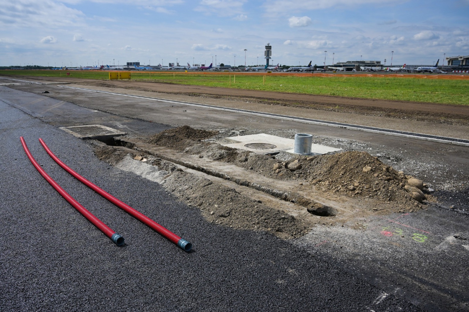 MALPENSA VISITA CANTIERE RIFACIMENTO PISTA 35L NELLA FOTO CANALE DI SCOLO ACQUA PIOVANA