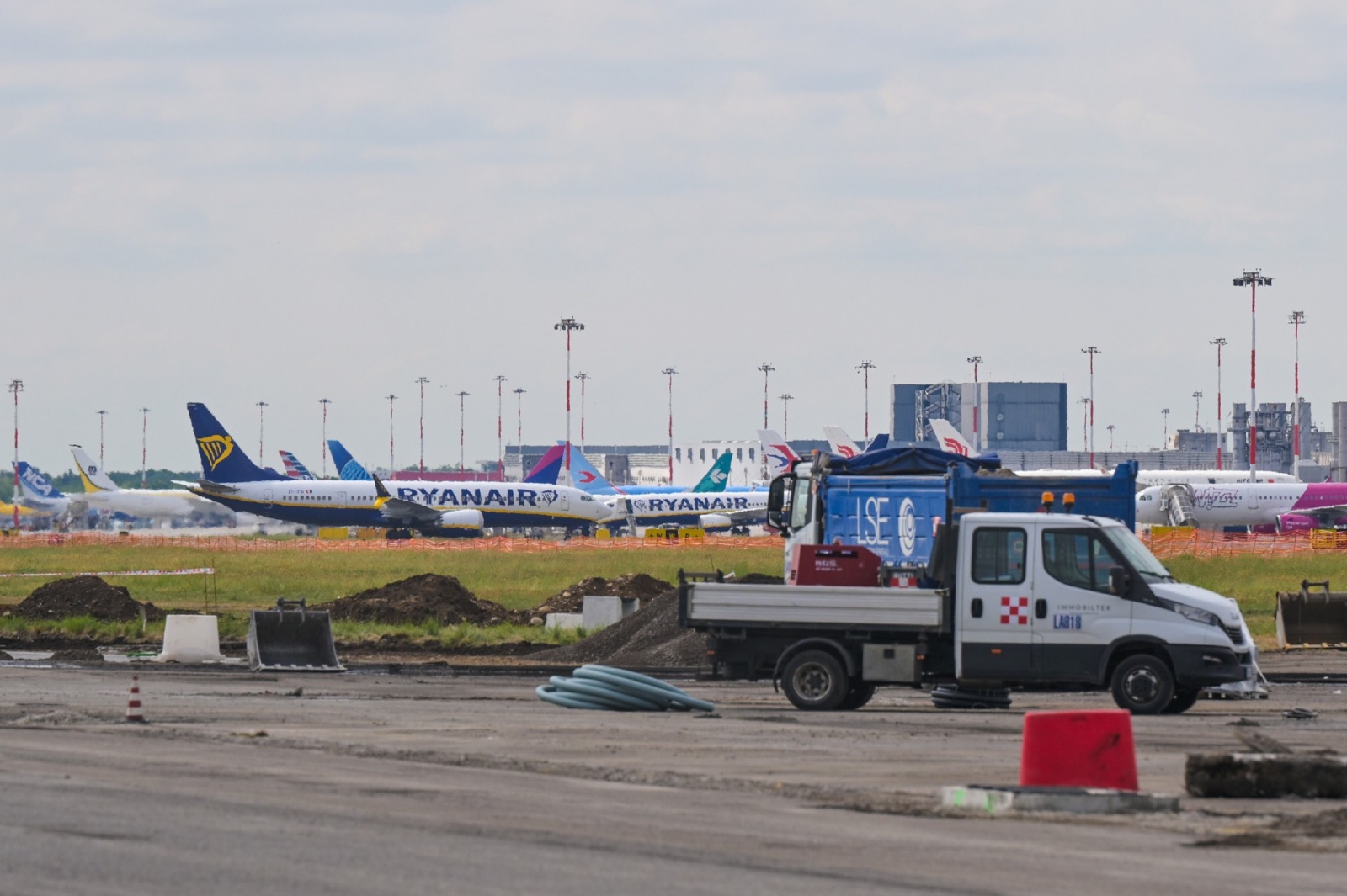 MALPENSA VISITA CANTIERE RIFACIMENTO PISTA 35L NELLA FOTO LAVORI E SFONDO AEREI
