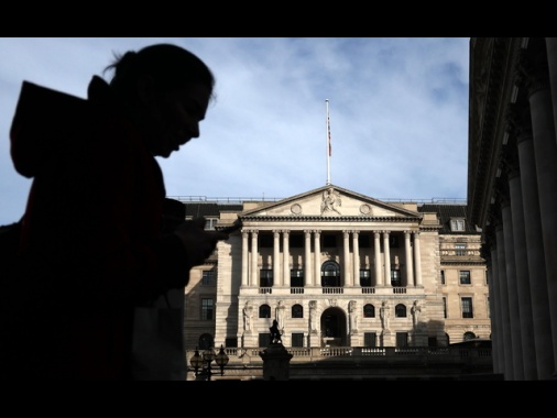 Bank of England lascia invariati i tassi al 5,25%