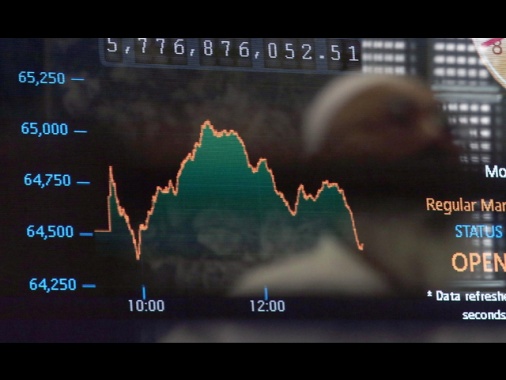 Borsa: Asia in ordine sparso, bene Tokyo (+0,9%) con il miniyen