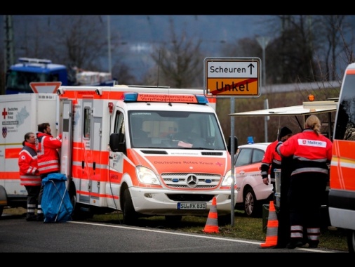 Pullman si ribalta in autostrada vicino Lipsia, almeno 5 morti