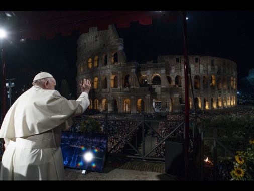 Via Crucis del Papa tra la follia della guerra e cristi umiliati