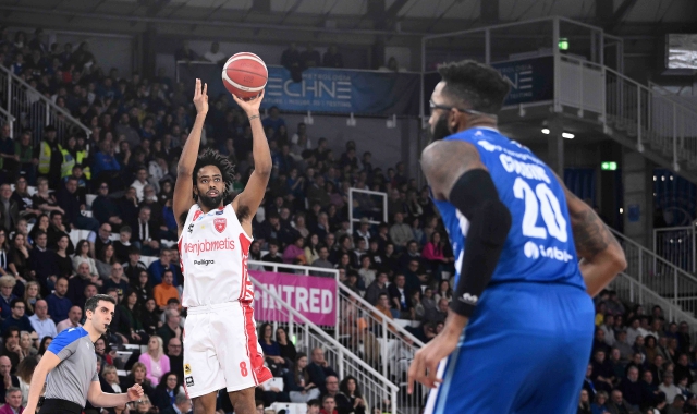 La partita di andata tra Varese e Brescia (foto Archivio)