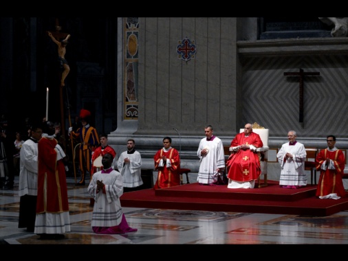 Il Papa nella Basilica di San Pietro per la Veglia pasquale