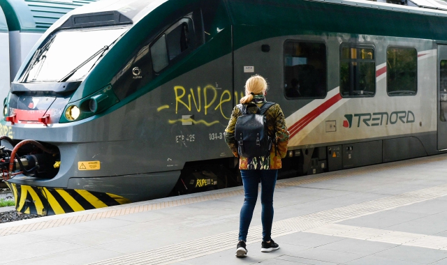 Soppressioni, ritardi e atti vandalici: calvario treni