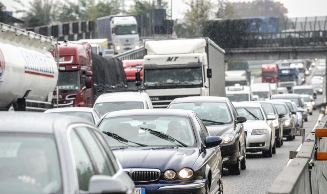 In coda da Castellanza verso Milano  (foto Archivio)