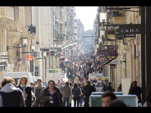 Aggredisce con coltello a Bordeaux, ucciso dalla polizia