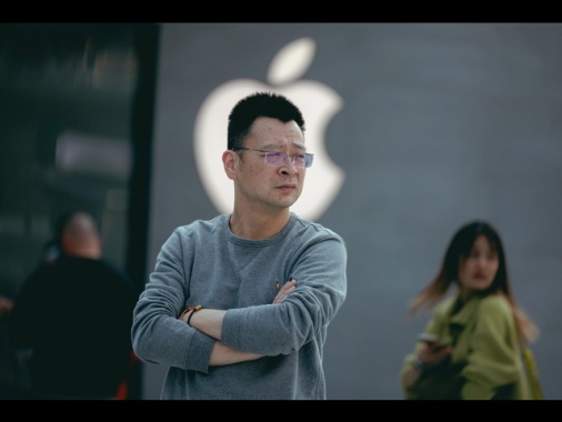 Cina ordina ad Apple di rimuovere WhatsApp e Threads