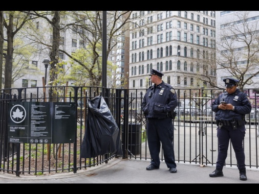 Identificato l'uomo che si è dato fuoco durante processo a Trump