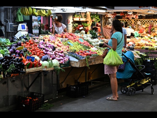 Confcommercio, l'inflazione rallenta, spinta ai consumi