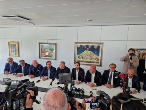 Centrodestra Puglia annuncia mozione sfiducia su Emiliano