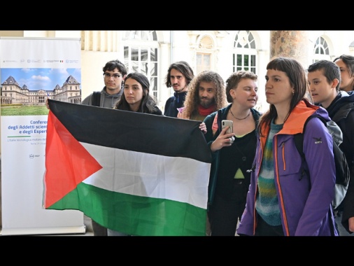 Manifestanti pro-Palestina irrompono al convegno di Torino