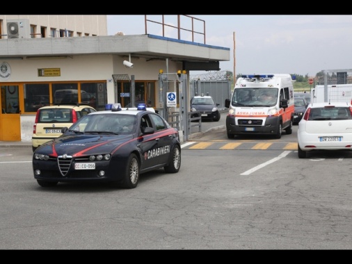 Colpisce moglie con martello e le stacca orecchio a morsi