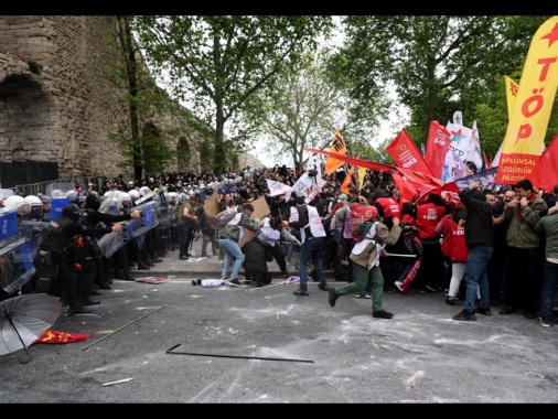 Scontri tra manifestanti-polizia a Istanbul per il Primo Maggio