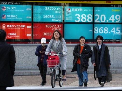 Borsa: Tokyo, apertura in lieve ribasso (-0,30%)