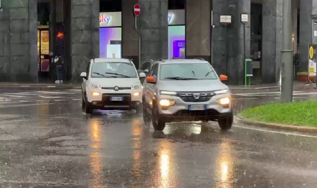 Pioggia incessante anche sul traffico nel centro di Varese  (foto Blitz)