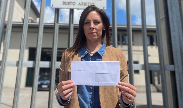 Isabella Tovaglieri davanti al carcere di Busto Arsizio