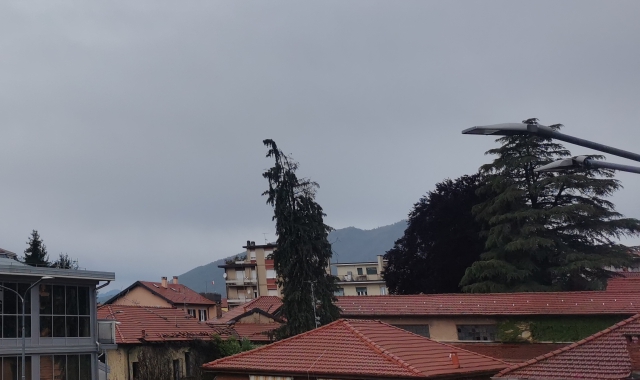 Cielo grigio questa mattina, venerdì 31 maggio, sopra Varese