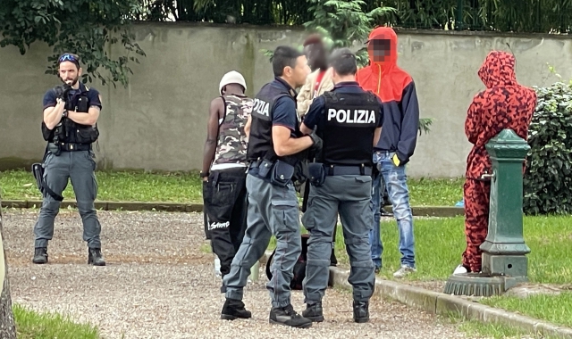 Nell’area che circonda la stazione ieri pomeriggio è arrivato il Reparto mobile della polizia da Milano. Maxi controlli con i colleghi del commissariato, Polfer, carabinieri e vigili urbani (foto Agenzia Blitz)