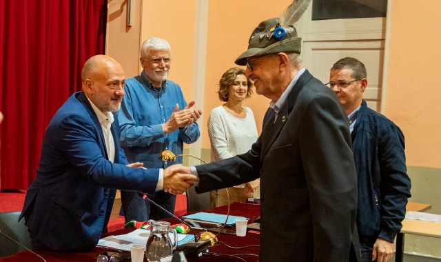 Mario Rossi premiato dal sindaco Giovanni Montano (foto Blitz)