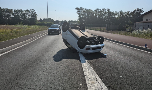 Busto Arsizio, si ribalta con la microcar