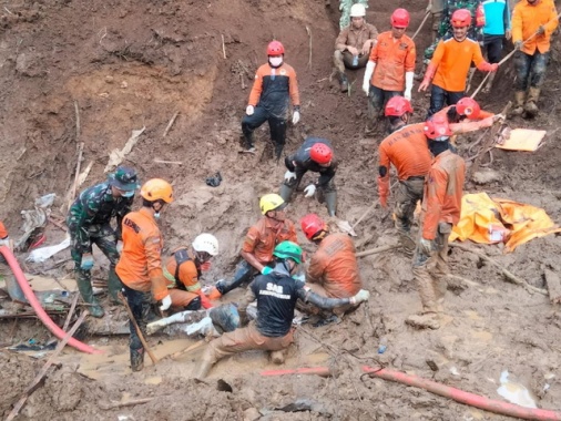 Indonesia: frana in miniera d'oro, 11 morti e 19 dispersi