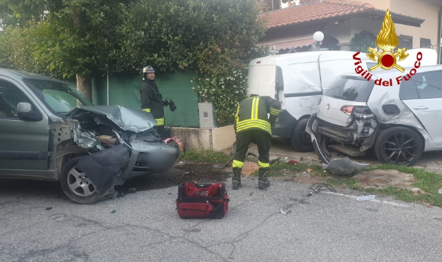 Leggiuno, sbanda e centra auto parcheggiate e contatori