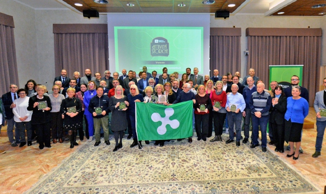 La premiazione dei negozi storici andata in scena l’anno scorso a Ville Ponti alla presenza degli assessori regionali Guido Guidesi e Francesca Caruso