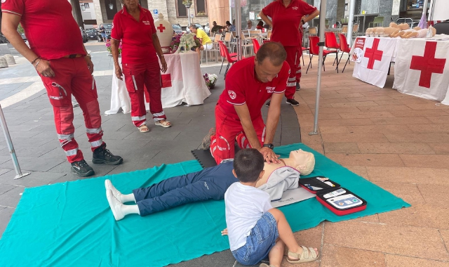 Varese, Croce Rossa in piazza per salvare vite