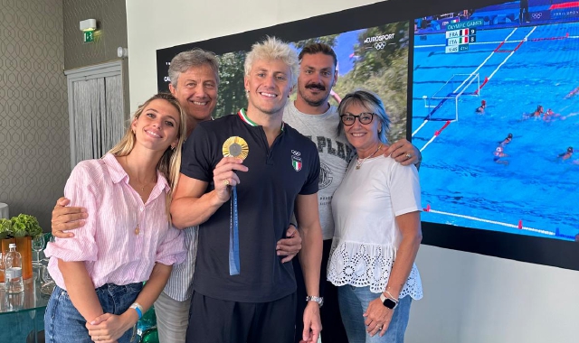 Qui sopra e a fianco due scatti del campione olimpico dei 100 rana ieri protagonista a Casa Italia, accolto dal presidente del Coni, Malagò