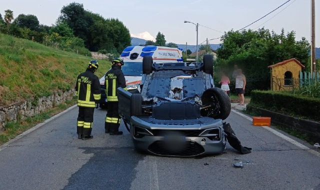 Auto si ribalta, tre ventenni soccorsi a Cunardo