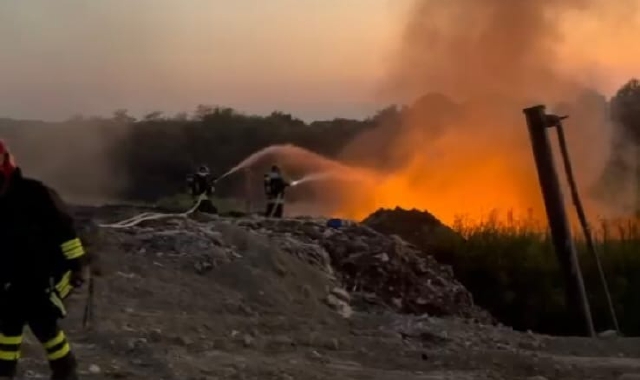 In fiamme la discarica regionale di Gorla