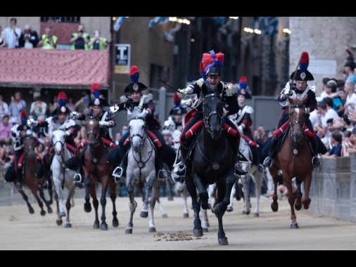 Palio di Siena, contrada dell'Onda vince la prova generale